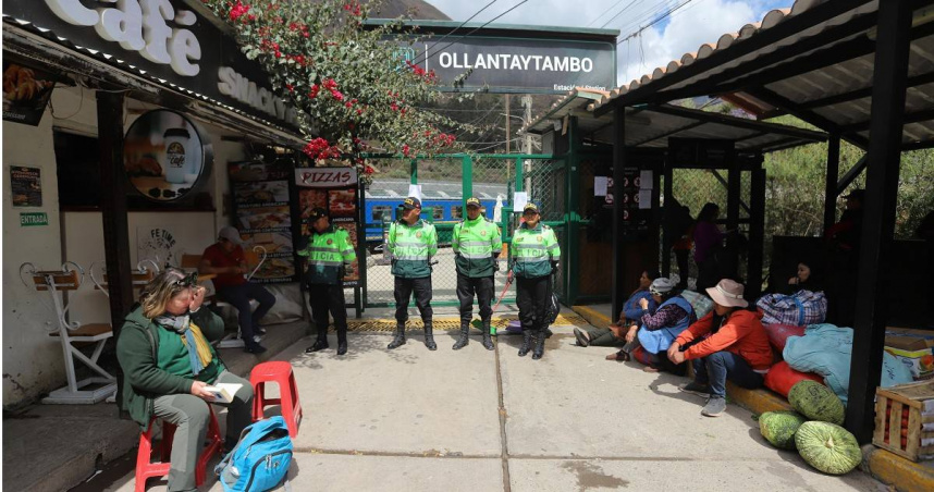 由於鐵路封鎖，遊客等待從秘魯歐雁台（又稱奧揚泰坦博，是秘魯的城鎮和印加考古遺址）撤離。（圖／達志／美聯社）