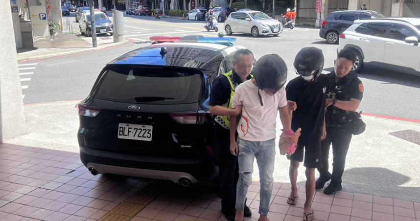 經警方成立專案小組查緝，將離開現場的15歲謝姓少年（身穿黑衣者）帶回偵訊。（圖／民眾提供）