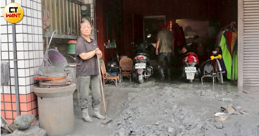 馬太鞍溪溪堰塞湖23日下午潰堤溢流，有災民表示，其朋友家中親人2大1小急爬屋頂逃難仍遇難。（圖／非當事人／黃耀徵攝）