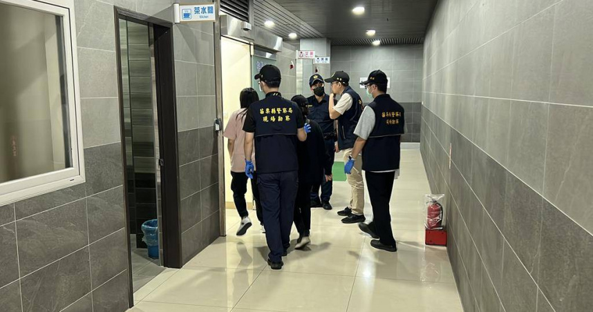 頭份警分局吳姓警員4月處理家暴案時，見蔡男持續持刀攻擊陳姓女友，開槍將其擊斃，檢方認定屬正當防衛，予以不起訴處分。（圖／翻攝畫面）