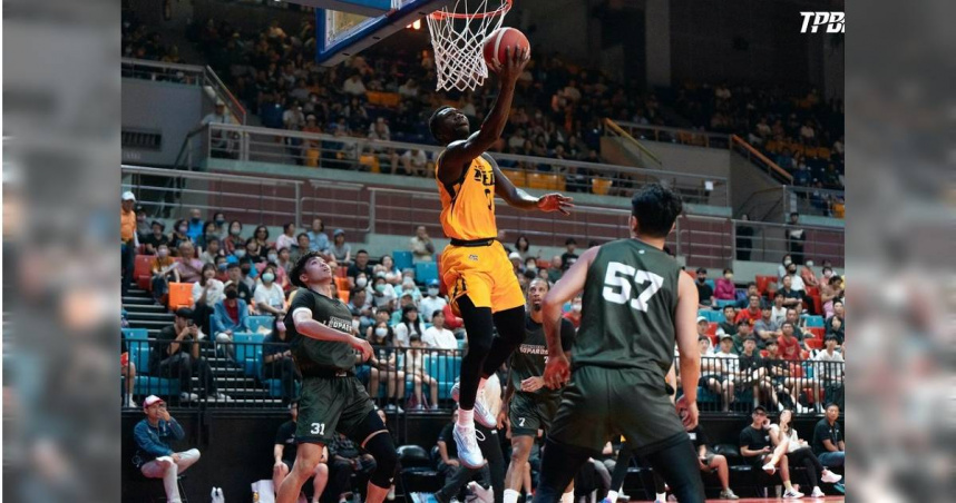 阿巴西(中)在這次屏東熱身賽場均可以拿到28分。（圖／TPBL提供）