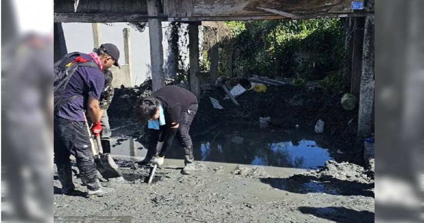 石明謹只是放下鏟子休息5分鐘，下秒鏟子就被其他志工拿走。（圖／翻攝自臉書／石明謹）