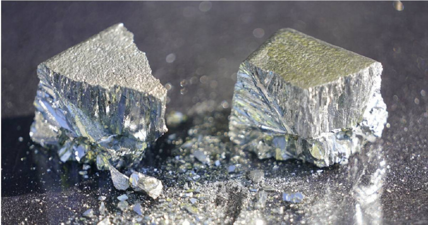 圖為「力拓集團」肯尼科特（Kennecott）煉油廠展出的精煉碲（Tellurium）。碲也在此次中國的出口管制名單內。（圖／達志／美聯社）