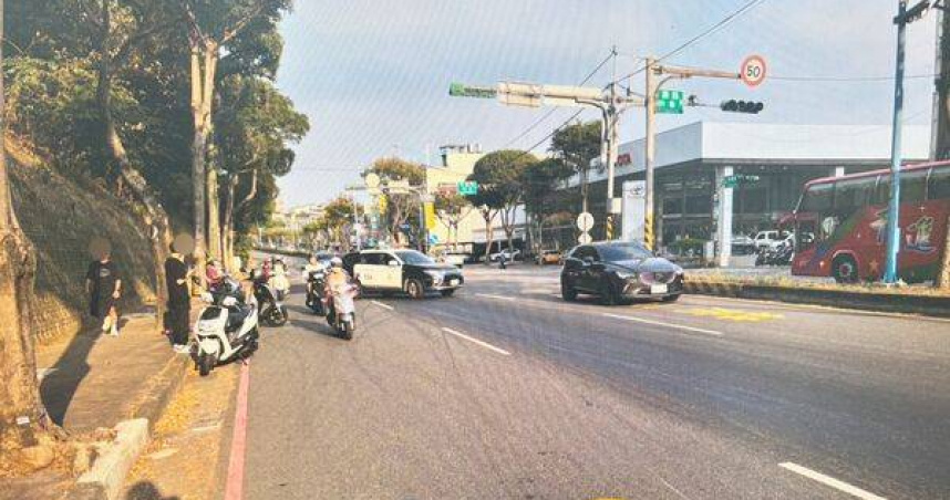 回收油大貨車沿途漏油百公尺。（圖 ／翻攝畫面）