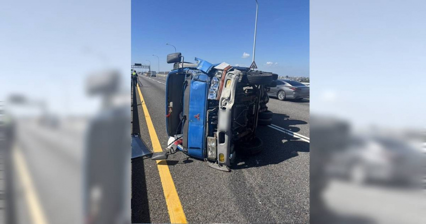 國道一號五楊高架18日早發生小貨車翻車事故。（圖／翻攝畫面）