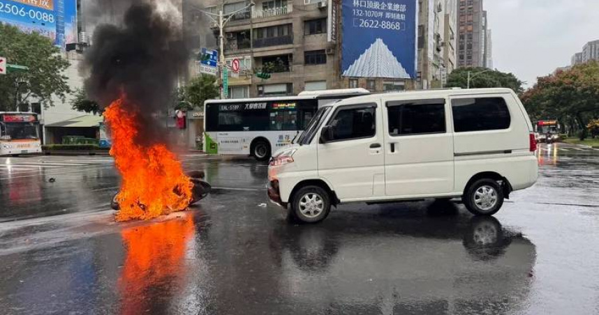 台北市大安區敦化南路與文昌街路口發生機車撞休旅車意外，機車因汽油外洩起火嚴重燒毀。（圖／翻攝畫面）