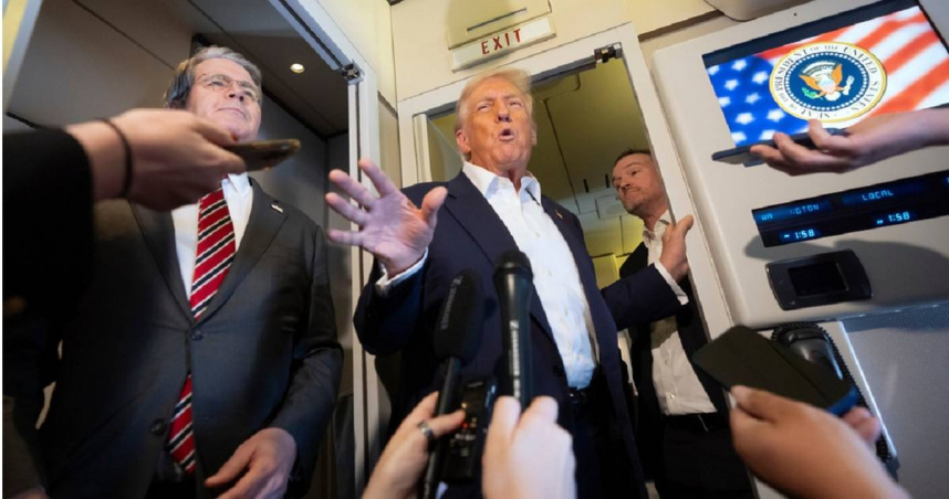 美國總統川普27日在「空軍一號」回答記者提問。（圖／達志／美聯社）