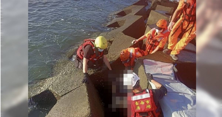 二仁溪驚現浮屍清晨驚悚發現6旬男命喪溪中。（圖／翻攝畫面）