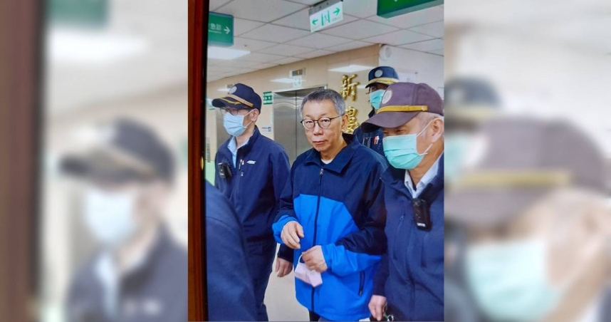 陳佩琪表示，這張應該是在新竹醫院父親過世前柯文哲去探望時被拍下的，「此仇不共戴天，這刻我們永遠記得」。（圖／取自陳佩琪臉書）