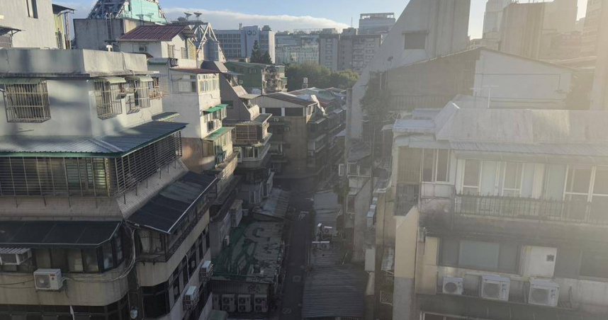 北市於民國106年推出共享車位，鼓勵商辦大樓及社區住宅釋出私有停車位供不特定人使用，解決老舊社區缺乏停車位的問題。（圖／中國時報張珈瑄攝）