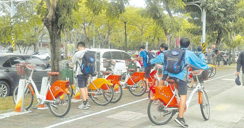 台南市學生騎乘YouBike通勤的使用率居高不下，放學常見學生狂奔搶車景的畫面，唯恐動作太慢，就無車可騎。（圖／中時記者曹婷婷攝）