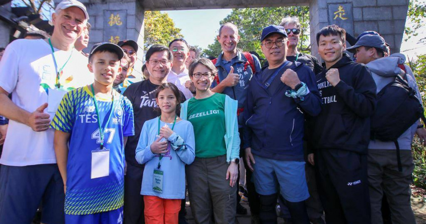 針對2027年有望重啟核電議題，彭啟明（前排右三）在出席觀音山低碳健行活動回應可以先做政策環評。（圖／環境部提供）