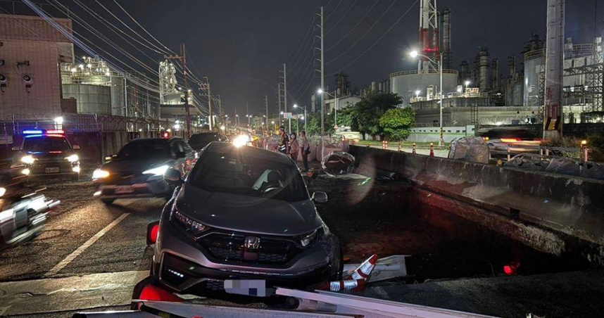 67歲男開車誤闖施工區車卡坑洞動彈不得。（圖 ／翻攝畫面）