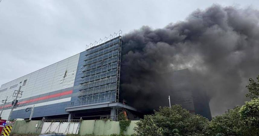 全聯位在台中的倉儲2024年12月發生嚴重火警。（圖／報系資料照）