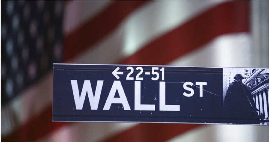 聯準會（Fed）宣布降息，加上甲骨文（Oracle）財報令人失望，促使投資人從科技股轉向能從美國經濟成長中獲益的類股。（圖／達志／美聯社）