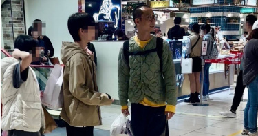 本刊讀者在週末假日直擊浩子帶著一雙兒女在百貨公司逛街，共度親子時光。（圖／讀者提供）