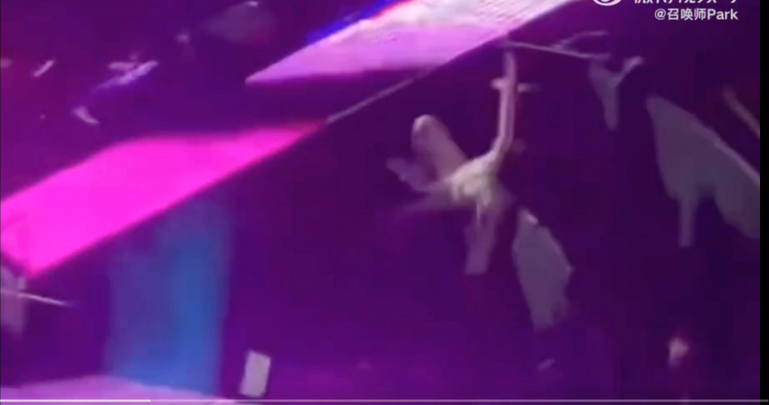 阿信在昨晚演唱會上，不幸從舞台跌落。（圖／翻攝微博／召喚師）