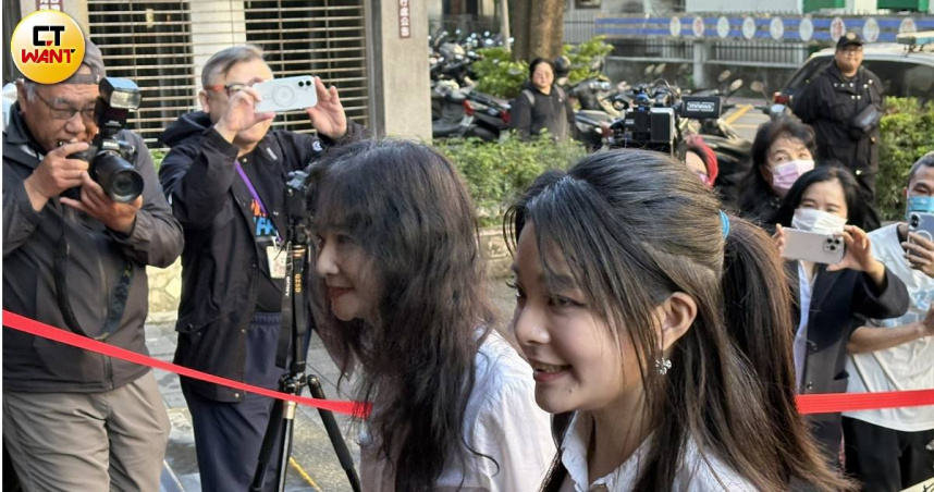 應曉薇在女兒應佳妤的陪同下至台北地院出庭。（圖／翁靖祐攝）