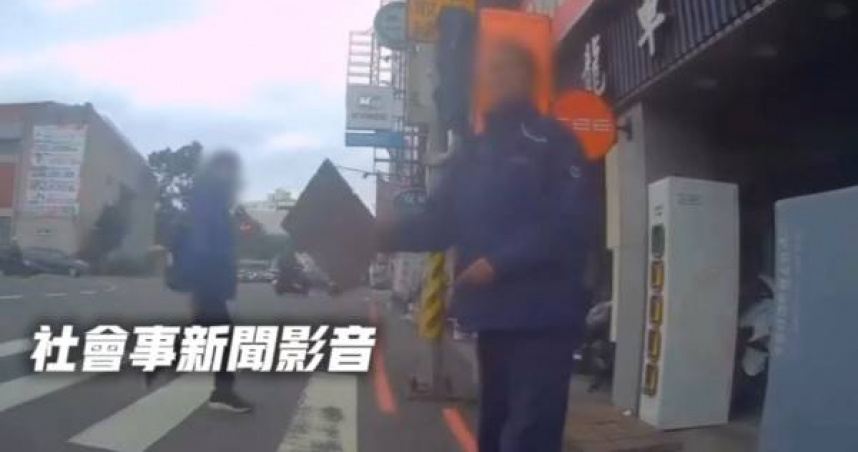 鐵片男路口狂揮嚇壞騎士，報案竟被回「他很有名不會怎樣」警局急啟內調止血。（圖 ／翻攝社會事新聞影音畫面）