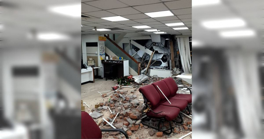 三立新聞採訪車23日下午3時許驚傳衝進北市中山區彰化銀行吉林分行內，釀成10傷事故。（圖／翻攝畫面）