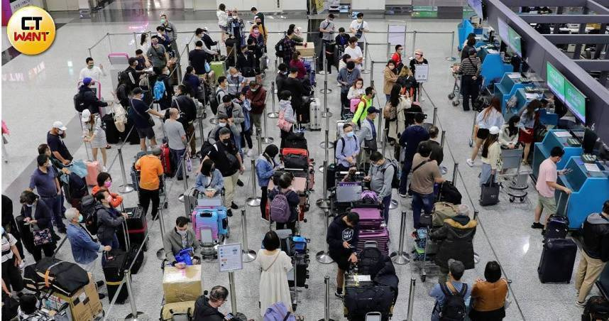 春節連假將近，交通部觀光署公布最新依法公告的旅行社名單，提醒民眾留意。（示意圖／方萬民攝）