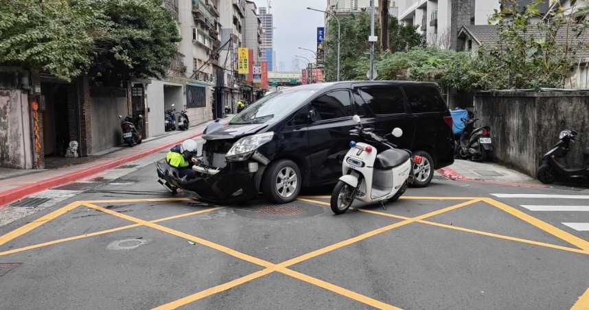 北市大安區11日下午一名男子駕車行經濟南路三段時，疑似恍神猛撞路旁變電箱。(圖／翻攝畫面)
