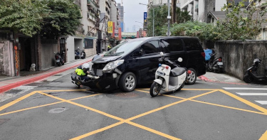 北市大安區11日下午一名男子駕車行經濟南路三段時，疑似恍神猛撞路旁變電箱。(圖／翻攝畫面)