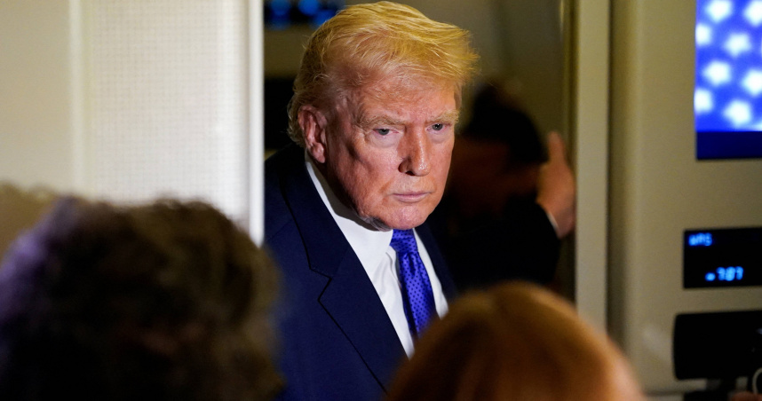 川普17日於空軍一號（Air Force One）接受媒體訪問。（圖／路透社）