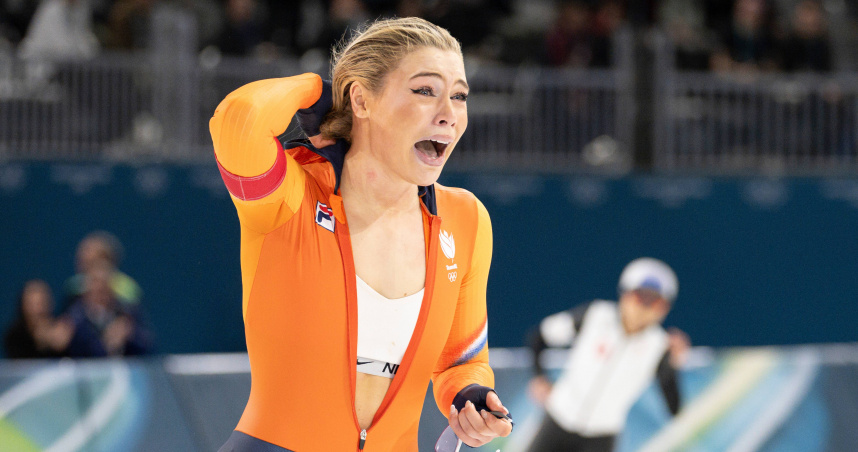 荷蘭競速滑冰女將萊爾丹（Jutta Leerdam）在女子1000公尺長道競速滑冰項目勇奪金牌，賽後她露出運動內衣畫面，有專家指出非忘情表現，反而有極大商業價值。（圖／達志／美聯社）