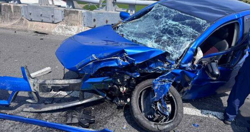 藍色轎車猛撞分隔島「車頭車尾全毀」，駕駛頭部外傷還一度失憶。(圖∕翻攝畫面)