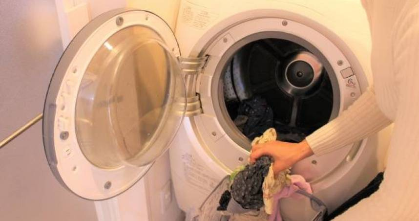 洗衣機若久未清洗，洗出來的衣服也不會乾淨。（示意圖／photoAC）