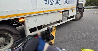 苗栗大貨車捲入女騎士卡輪下骨折命懸一線。（圖／翻攝畫面）