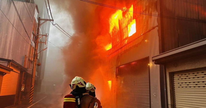 新竹北區塑膠工廠清晨惡火「連燒3棟」　消防15車35人全力灌救