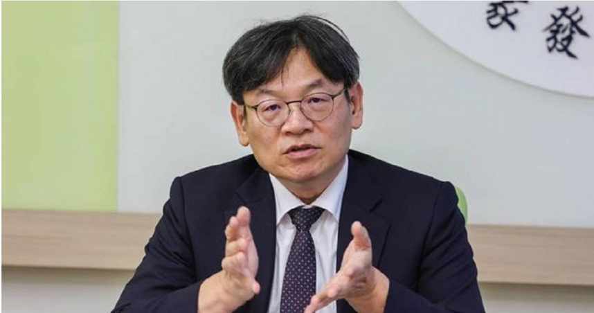 行政院政委暨國發會主委葉俊顯表示，塑膠原料供應仍屬充足，呼籲市場理性看待，避免過度恐慌。（圖／報系資料庫）