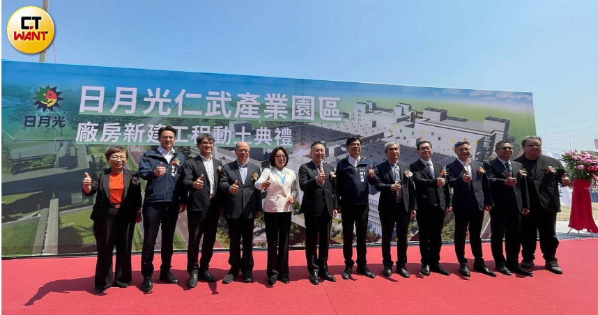 日月光旗下台灣福雷電子10日於仁武產業園區舉行新廠動土典禮；圖中為日月光執行長吳田玉、高雄市長陳其邁。（圖／李蕙璇攝）