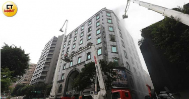 想逃生「緩降機卻鎖住」!男歡唱遇惡火「15人擠廁所」:以為要死了