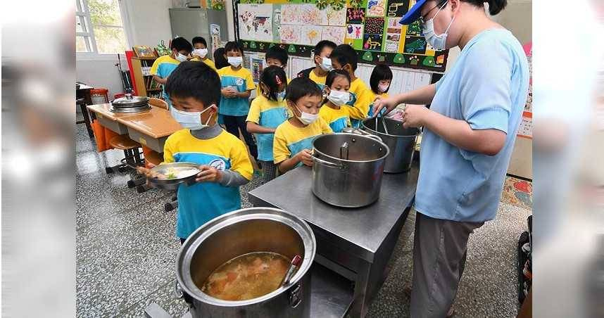校園營養午餐出現剩食，學童基於不浪費考量調整原有飲食習慣。（示意圖／報系資料照）
