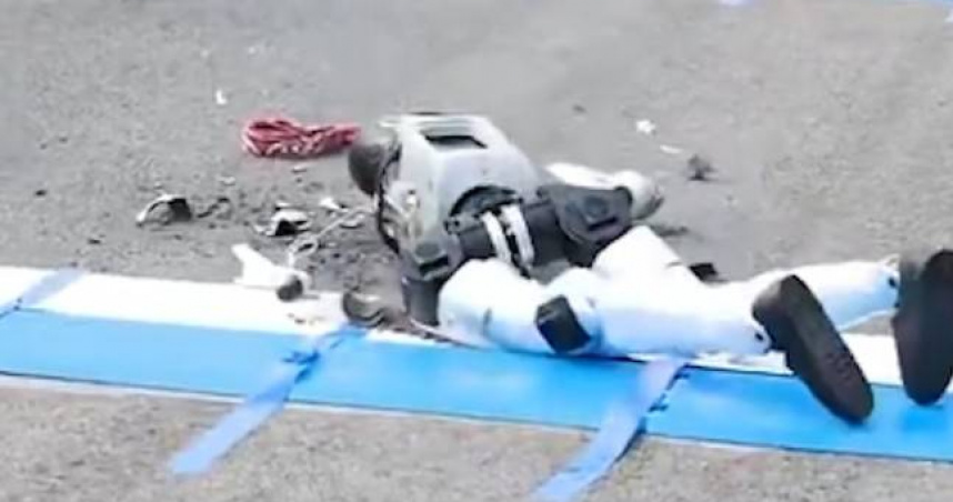 一台參賽人形機械人在賽前試跑時，疑似被起跑線絆倒。（圖／翻攝自微博）