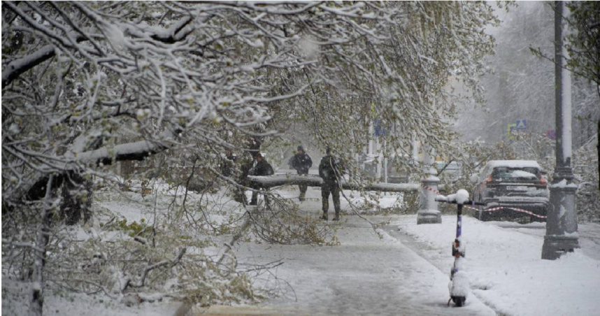俄羅斯首都莫斯科於當地時間27日遭逢百年罕見的「四月雪」，造成郊區50個村莊停電，以及莫斯科部分機場50多航班延誤。（圖／達志／美聯社）