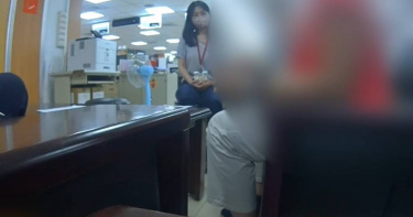吳姓老婦人誤信詐騙集團話術，險些拿房產抵押借款投資，所幸地政人員驚覺有異、立刻阻止，避免她落入陷阱。（圖／翻攝畫面）