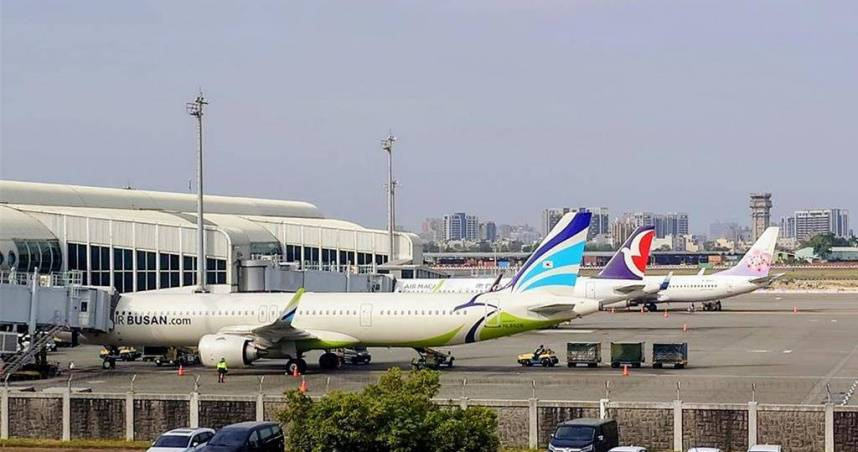 高雄國際航空站表示，24日晚間共有10架客機因桃園機場天候不佳而轉降高雄。（示意圖／報系資料照）