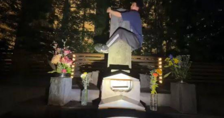 日本東京大手町知名歷史遺跡「將門塚」近日遭直播主做出冒犯行為。（圖／翻攝自X）