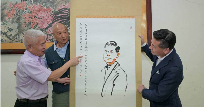 台北市議會議長戴錫欽出席「墨韻同心·團結自強書畫聯展」，現場擔任模特兒，由藝術家吳崇鞍以水墨即席素描，體驗自己的模樣在筆下一步步成形。（圖／翻攝自戴錫欽臉書）