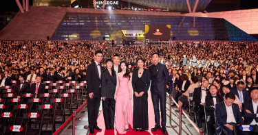 《幸福快樂的日子》監製苗華川（左起）、導演阮鳳儀、監製張林翰、舒華、陳璇、蔡凡熙參與釜山開幕紅毯。（圖／釜山國際影展提供）