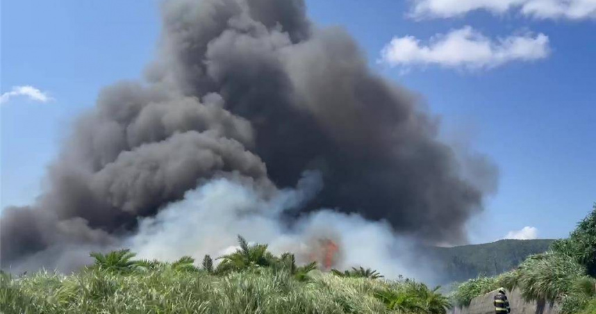 綠島驚爆垃圾場大火！恐怖濃煙吞噬溫泉區　消防車卡關急求空援