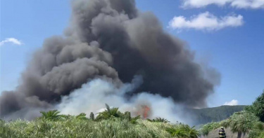 綠島驚爆垃圾場大火。（圖／翻攝畫面）