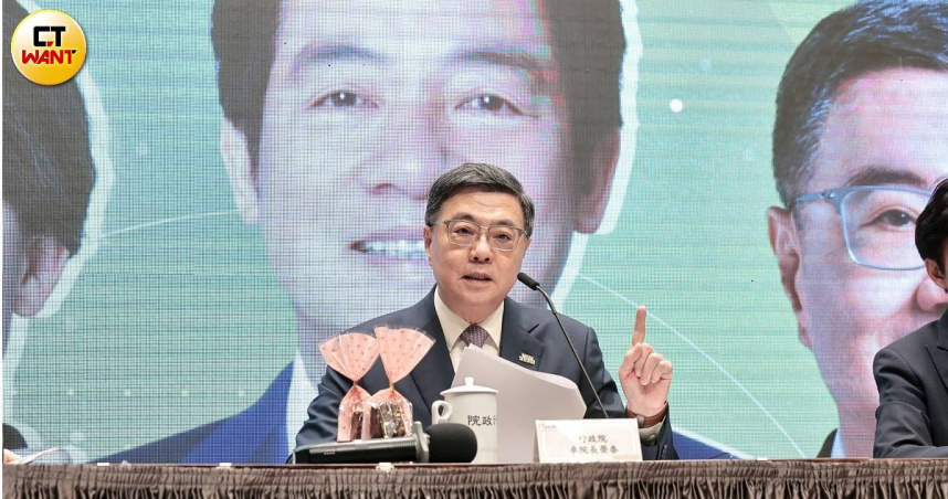 白營質疑中央、地方對長者健保修法不同調，喊話賴清德、卓榮泰公開辯論。（圖／黃耀徵攝）