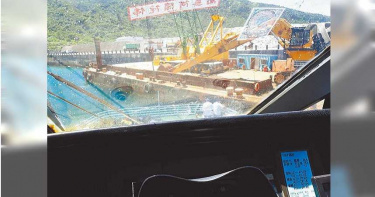 風浪大拖板工務船阻礙航道，6日下午台東往返綠島航班全數取消。（圖／民眾提供）