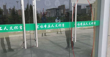 屁孩狂玩玻璃門!整片突砸下…3歲童成「人肉夾心」 口鼻爆血慘死
