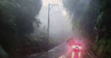 石門水庫山區豪雨1噸重巨石砸落 車頭全毀駕駛撿回一命